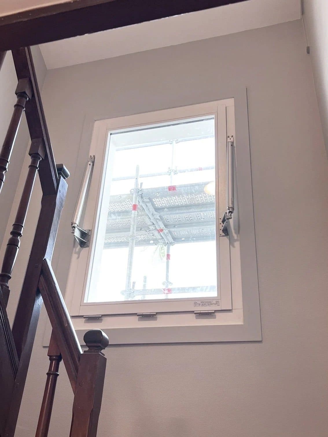Porte coupe-feu installée par AIRSECURE avec signalétique de sécurité incendie