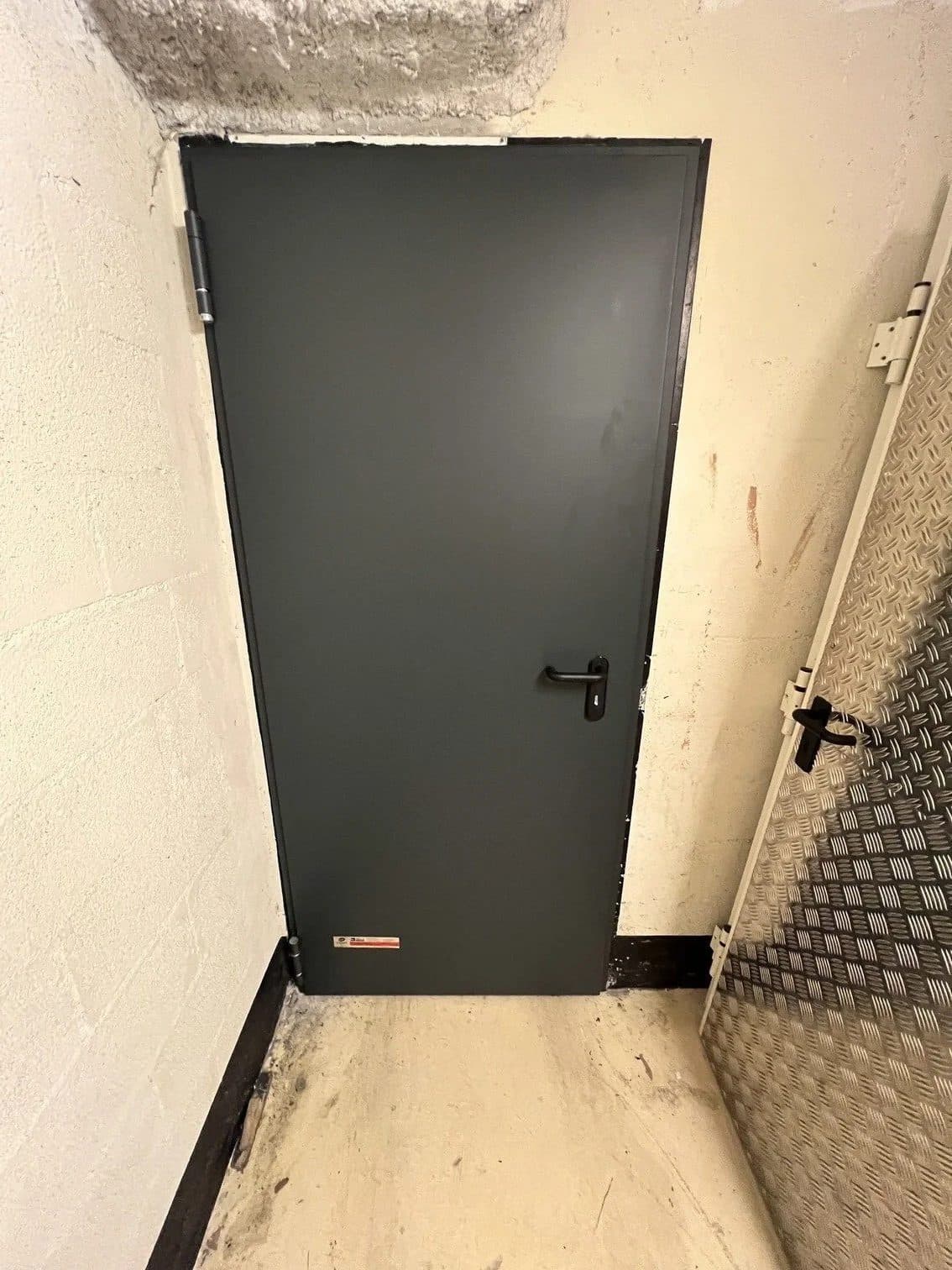 Installation d'une porte coupe-feu par AIRSECURE à Paris, sécurité incendie