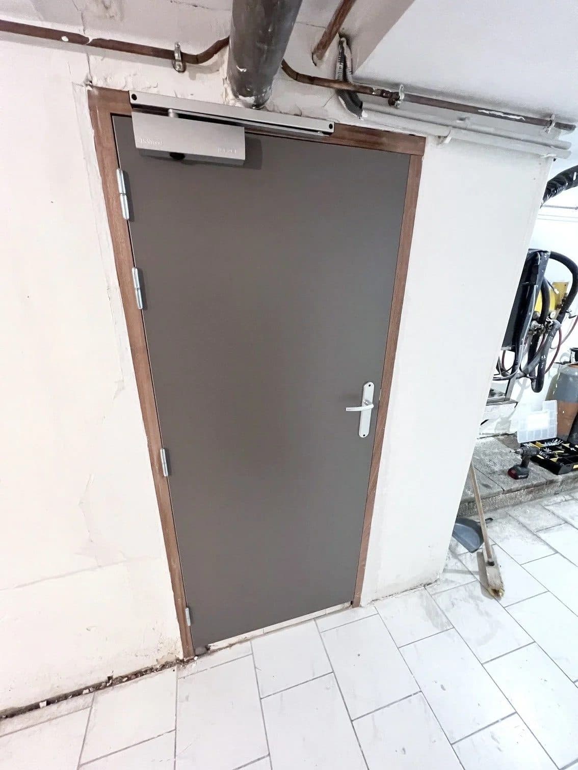Maintenance et vérification d'une porte coupe-feu de sécurité incendie par AIRSECURE