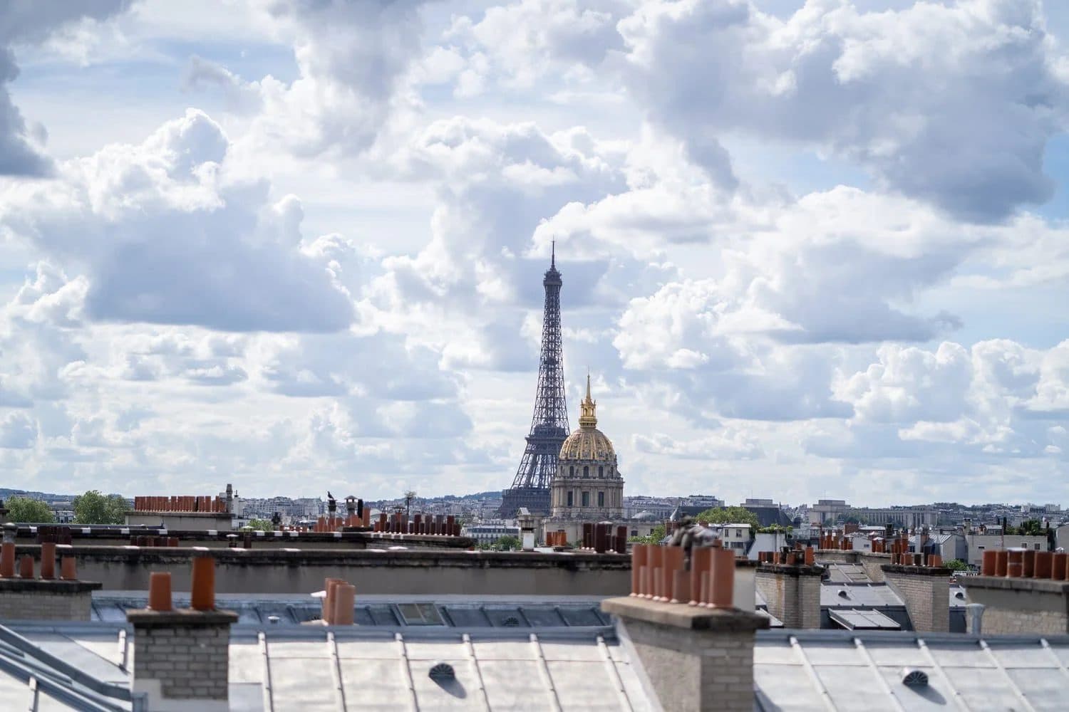 Vue sur les toits de Paris avec la tour Eiffel — zone d'intervention d'AIRSECURE en désenfumage et sécurité incendie à Paris et en Île-de-France