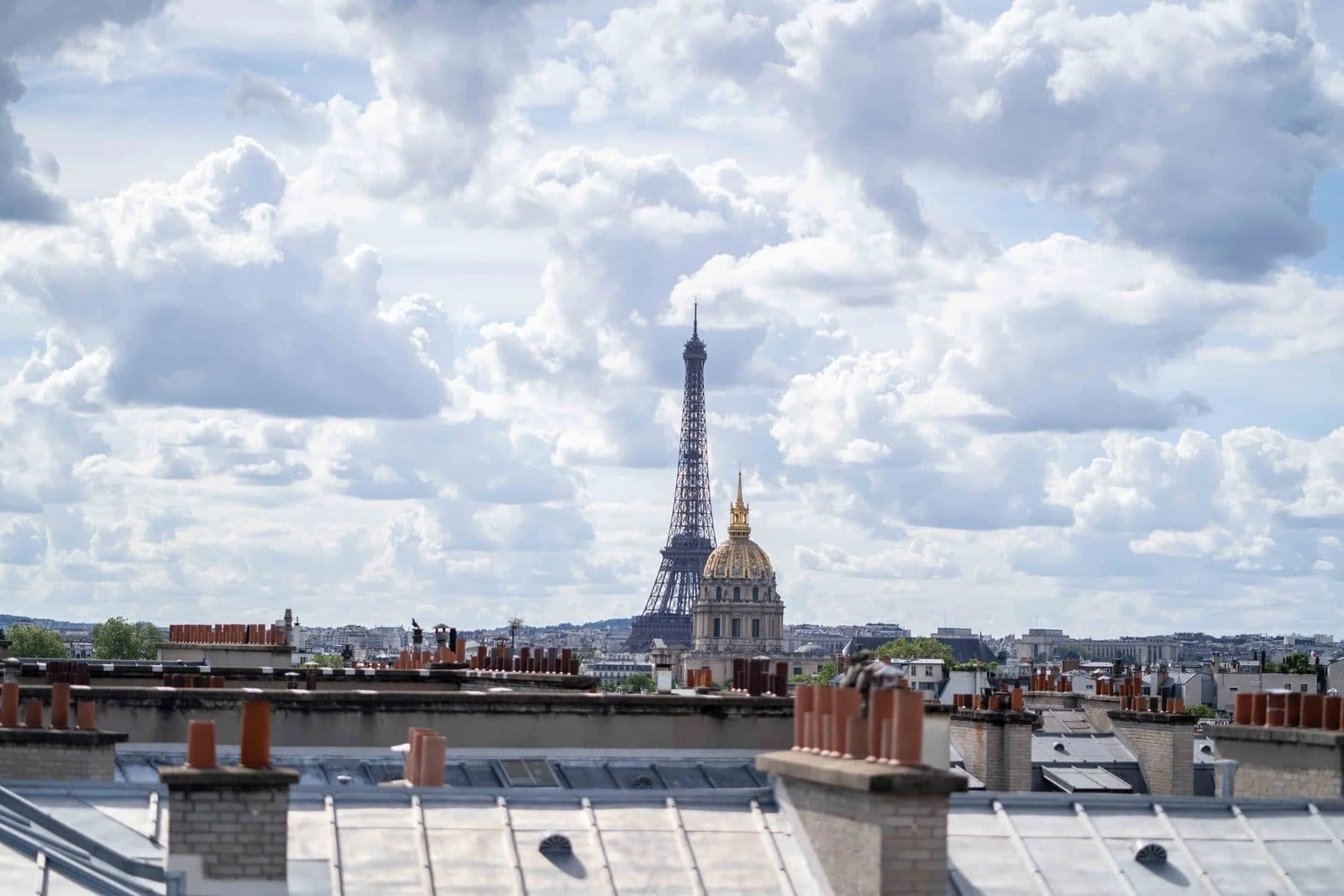 Équipe AIRSECURE sur un chantier de désenfumage en toiture, au-dessus des toits de Paris